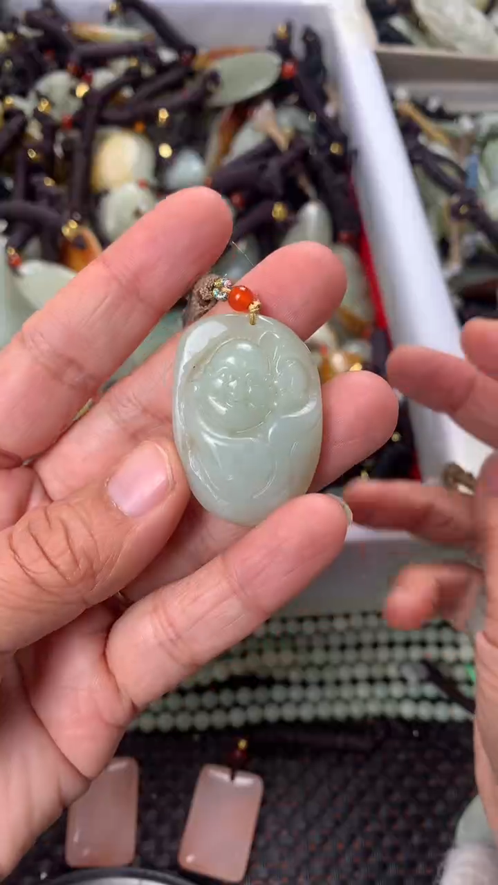 【闪购商品】和田玉颈饰未镶嵌多样性发货没有证书，拍一发一.有瑕