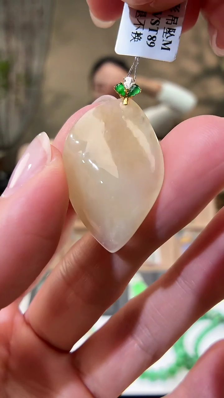 颈饰18K金镶嵌翡翠吊坠