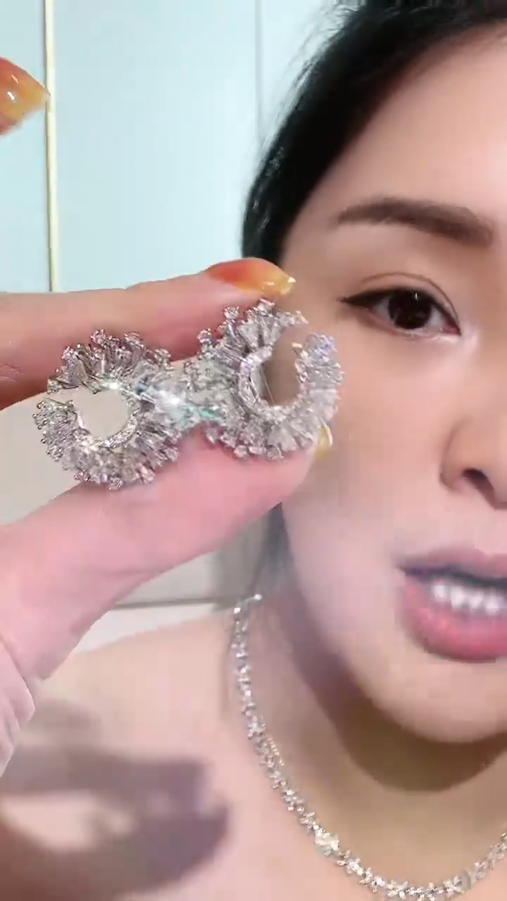 18K金镶嵌耳饰钻石烟花耳拍 （一对）