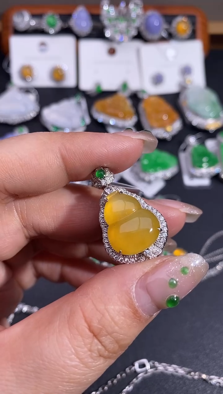 【闪购商品】翡翠颈饰18K金镶嵌吊坠