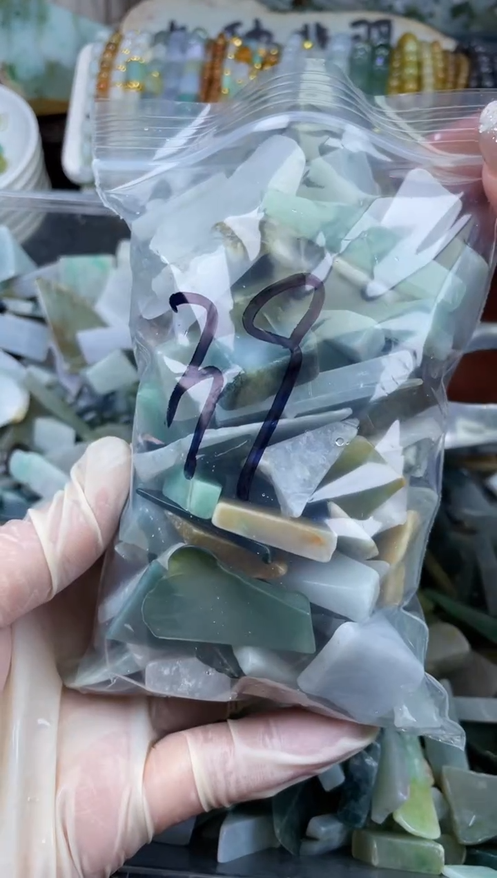 【闪购商品】翡翠颈饰未镶嵌天然翡翠边角中号500克39