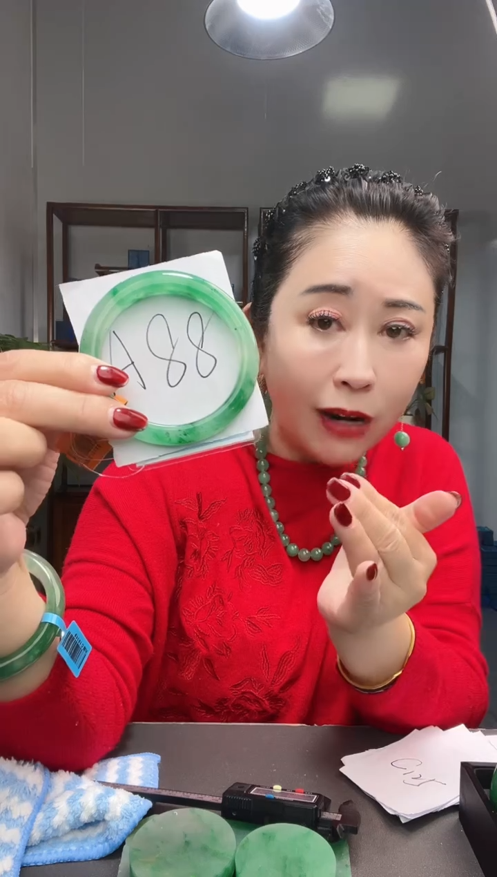 【闪购商品】石英质玉手镯未镶嵌非洲翠