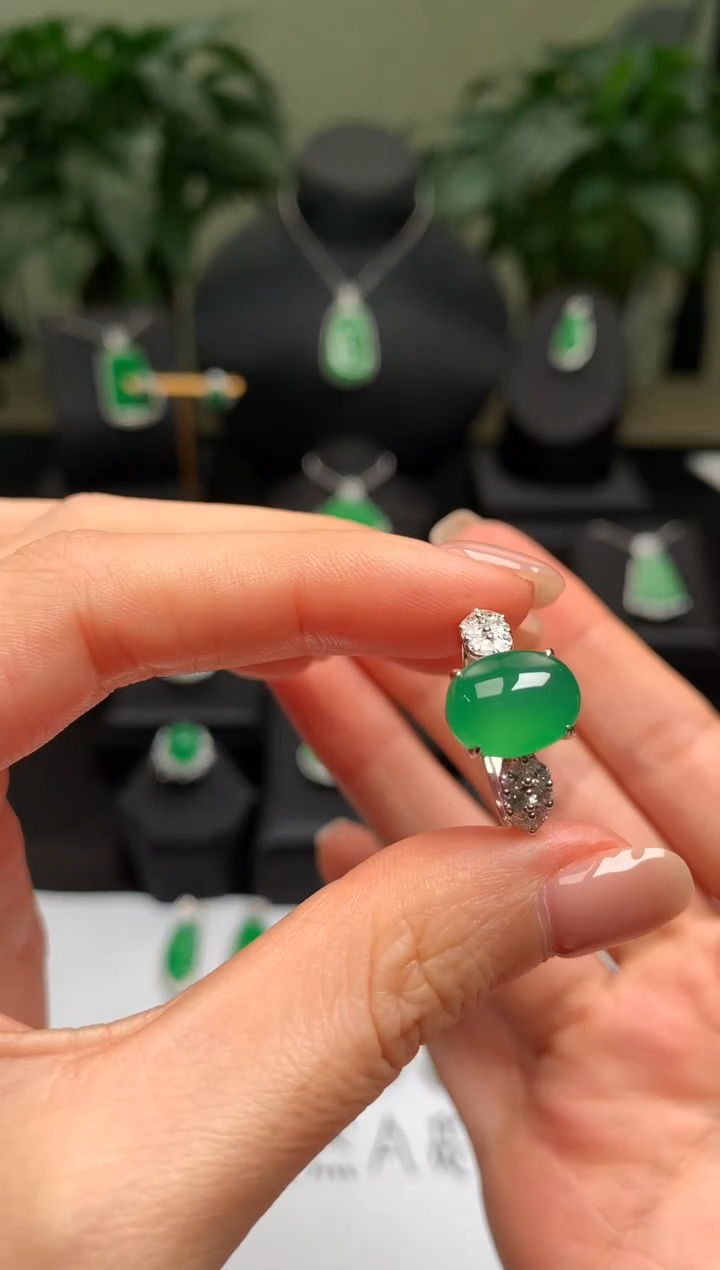 18K金镶嵌戒指翡翠戒指