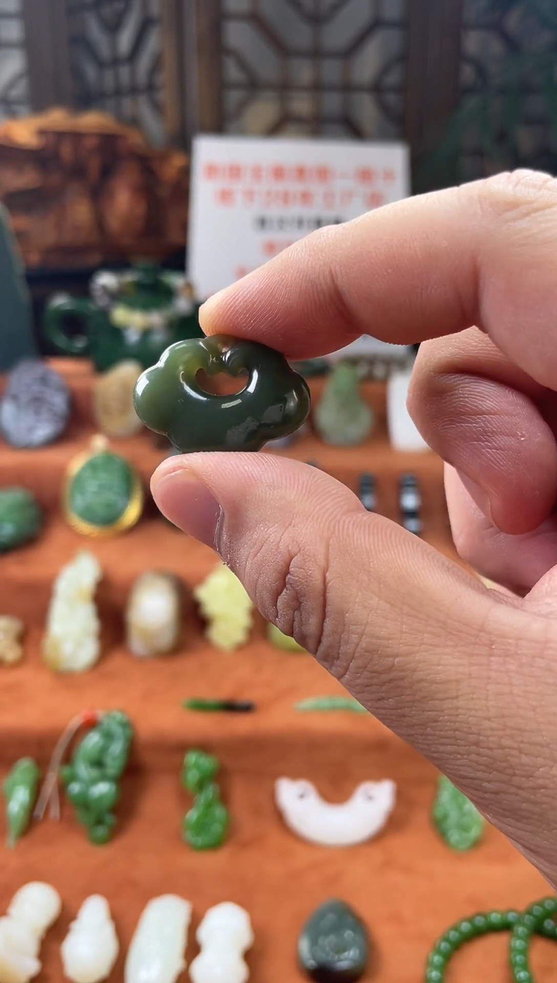 颈饰未镶嵌和田玉青海料湖水绿平安锁带证书