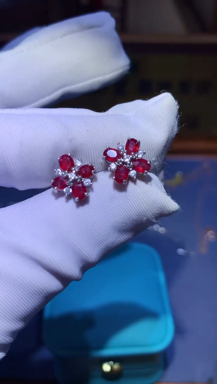 【闪购商品】红宝石耳饰银S925镶嵌........