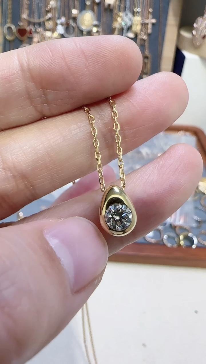 【闪购商品】钻石吊坠(不含链)18K金镶嵌多样性发货发其一