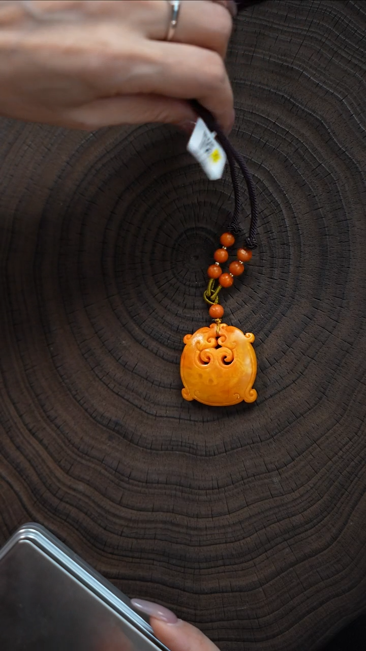 未镶嵌琥珀裸石老蜡雕刻件