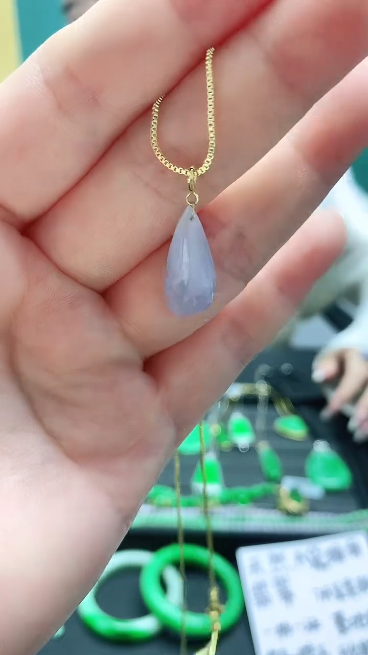 颈饰18K金镶嵌翡翠赠礼盒证书