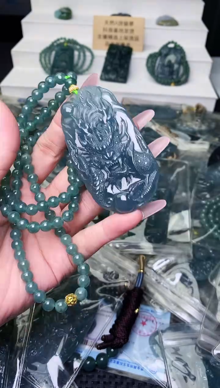 颈饰未镶嵌翡翠 