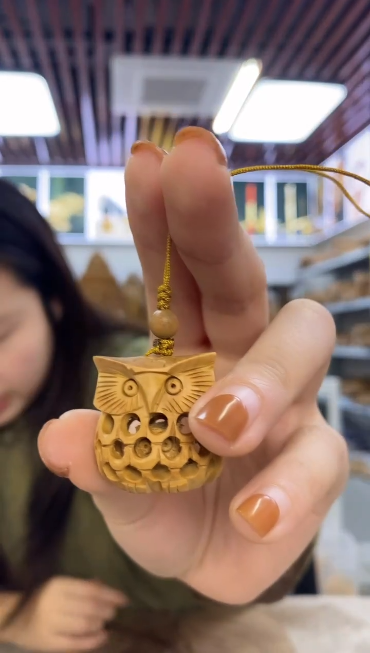 檀香木其他镂空猫头鹰 挂绳款-S