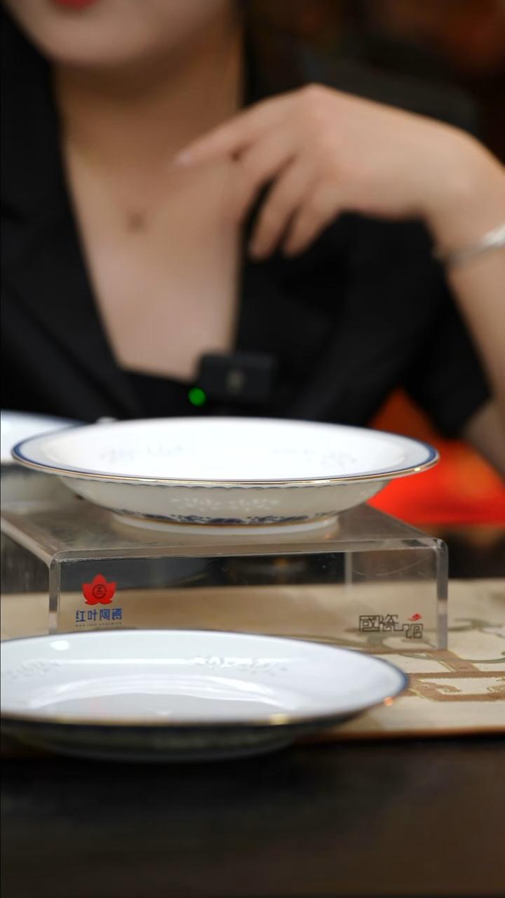 1个正价宝象万千8英寸宽沟玲珑窄边汤盘