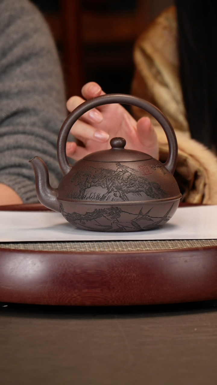 【闪购商品】紫砂茶壶线圆提梁+山水画+章+挂历
