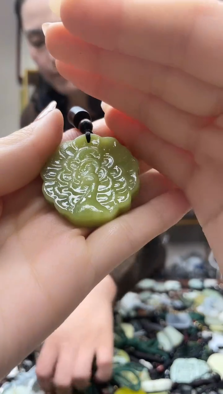 未镶嵌岫玉吊坠`