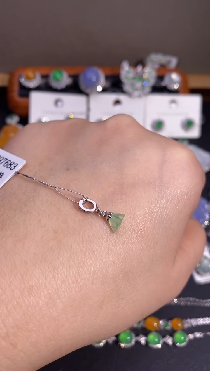 【闪购商品】翡翠颈饰18K金镶嵌吊坠