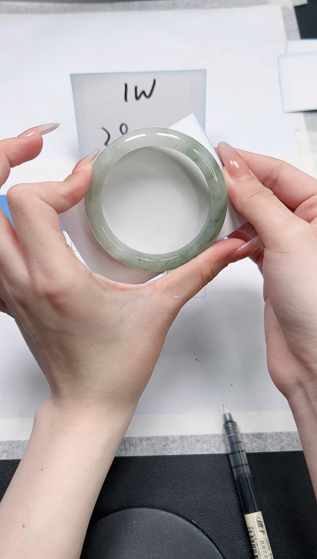 【闪购商品】石英质玉手镯未镶嵌195/飘花54.3