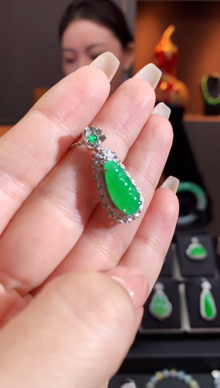 【闪购商品】翡翠颈饰18K金镶嵌豆子吊坠