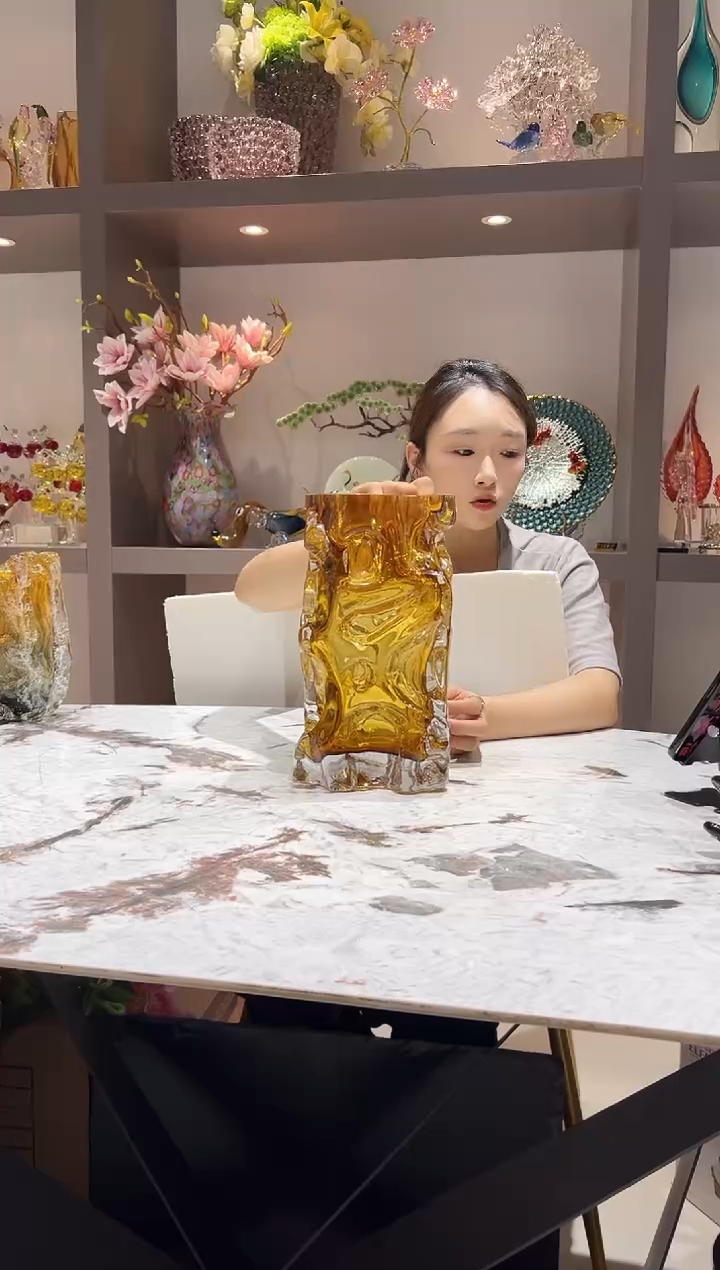 设计师款琥珀色花瓶