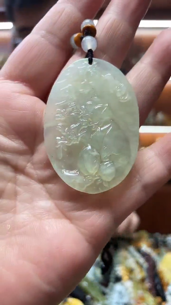 未镶嵌蛇纹石玉吊坠    