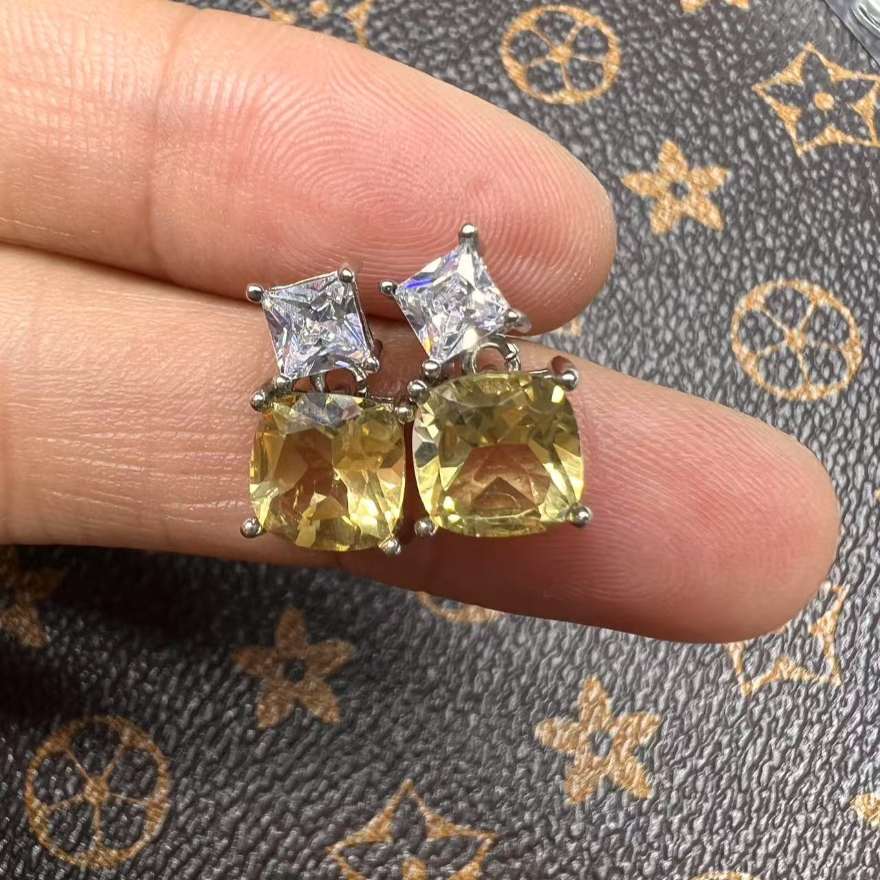 925银耳饰 天然巴西-净水黄水晶-精品银耳钉