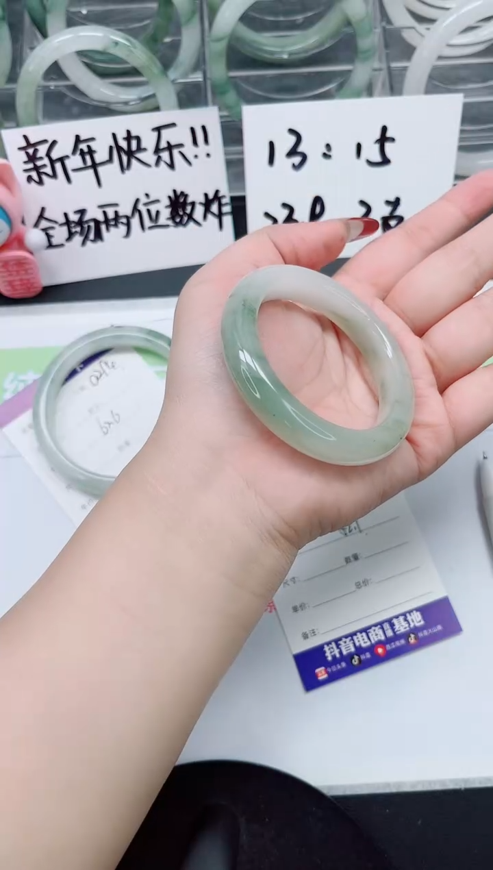 【闪购商品】石英质玉手镯未镶嵌a295