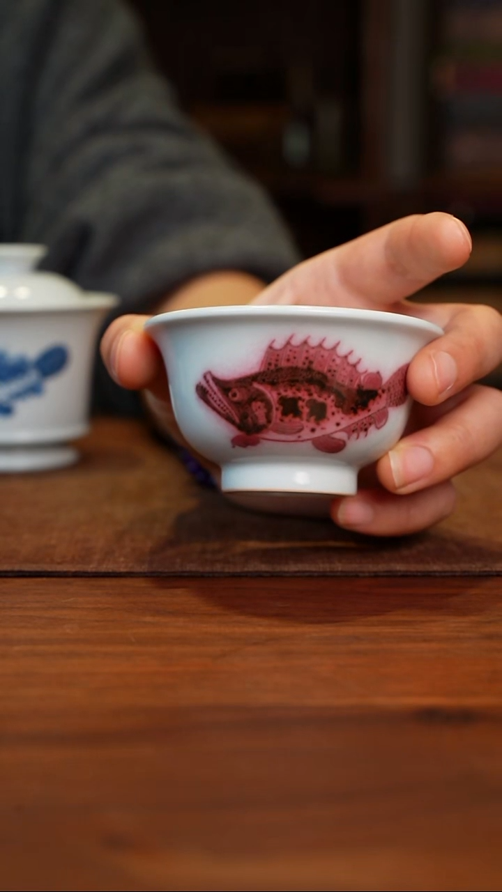 福利款就一只釉里红鱼小压手杯