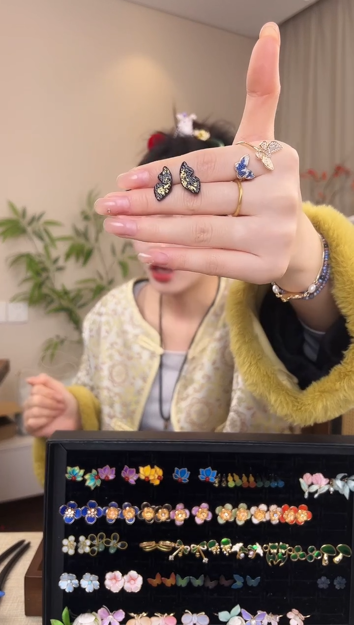 刺绣半边蝴蝶大漆耳钉