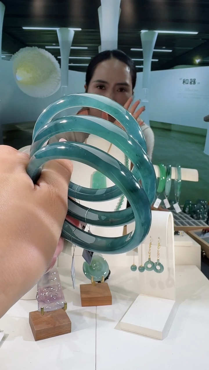 翡翠手镯未镶嵌纯天然A货翡翠手镯（多样性发其一）