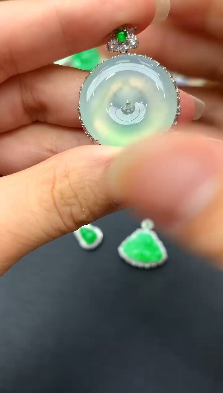 颈饰18K金镶嵌翡翠586 -中国好珍宝