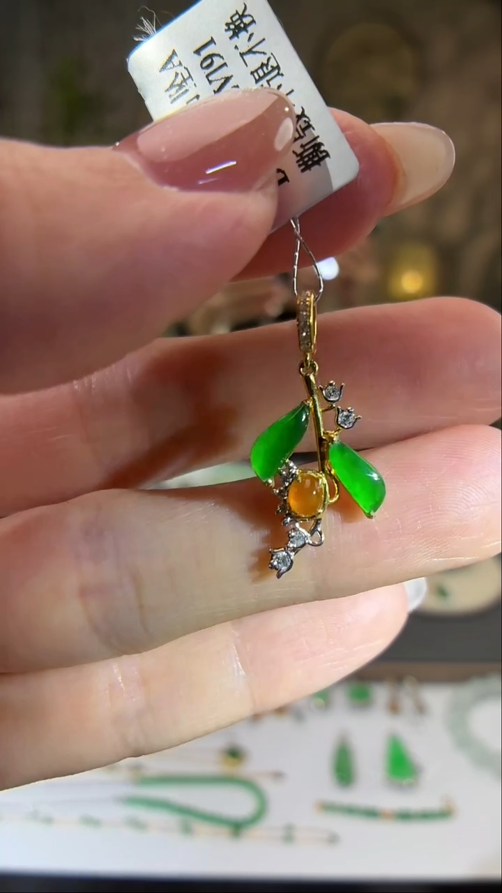 吊坠(赠链)18K金镶嵌翡翠蛋面