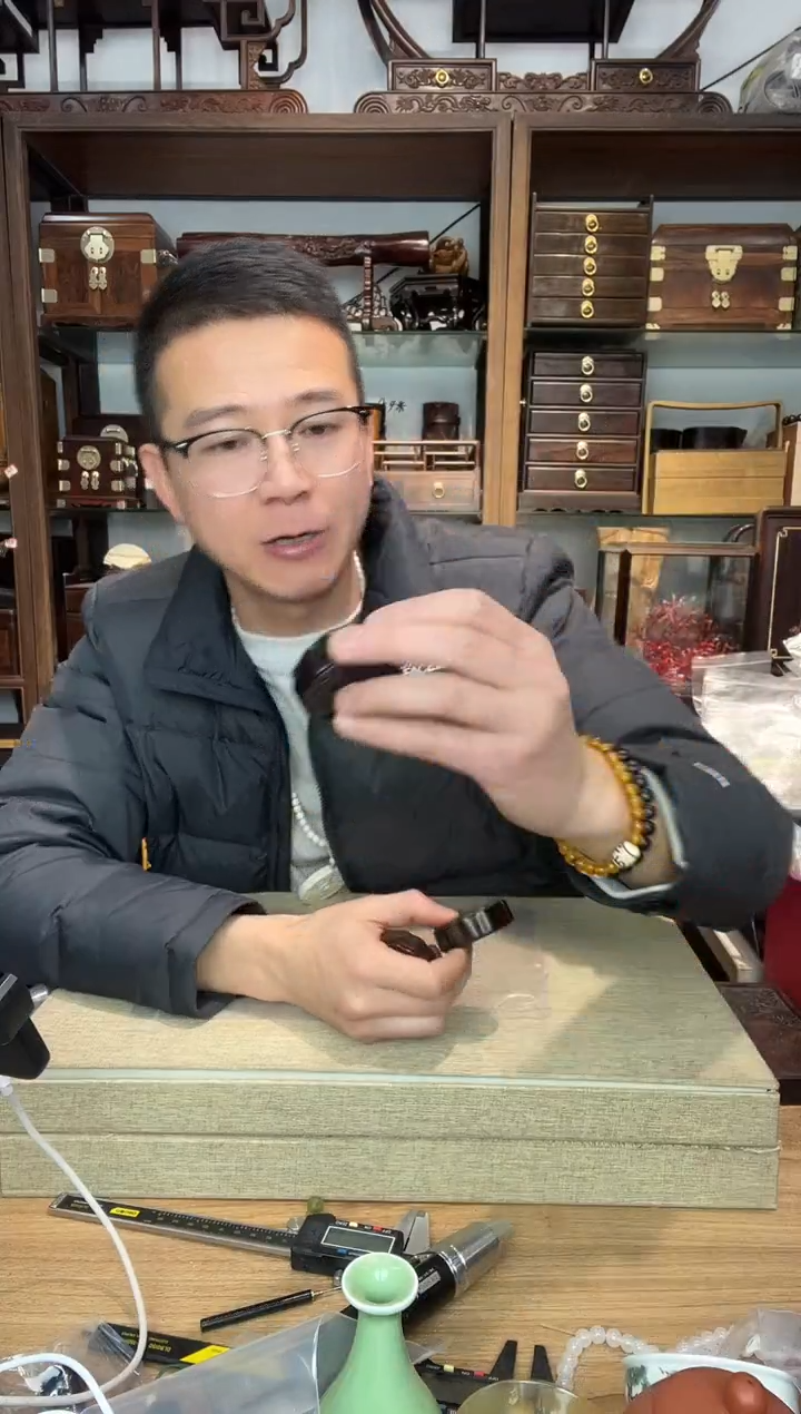 乌木类书架614大红酸枝雕刻月饼手把件  瑕疵