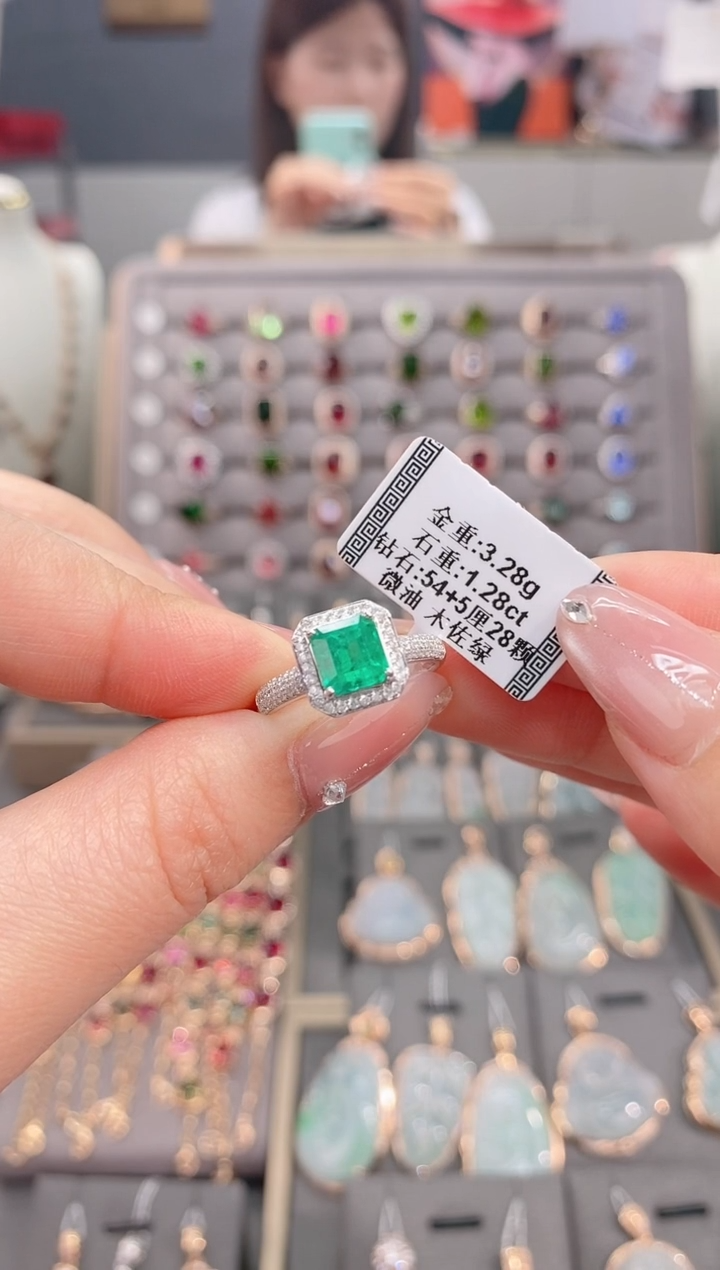 18K金镶嵌戒指祖母绿1.28