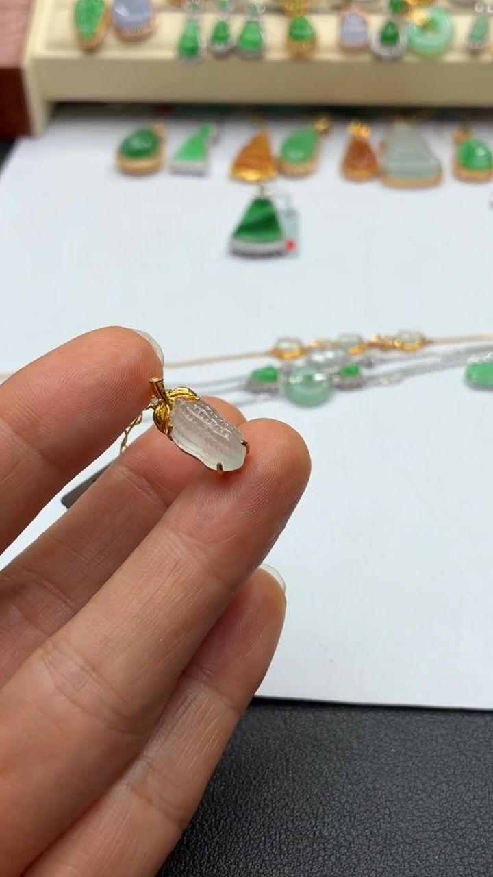 颈饰18K金镶嵌翡翠天然翡翠A货