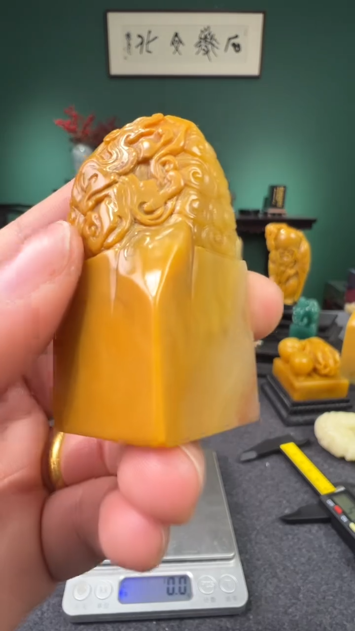 【闪购商品】田黄石麦芽糖螭龙