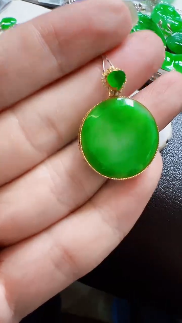 颈饰18K金镶嵌翡翠吊坠