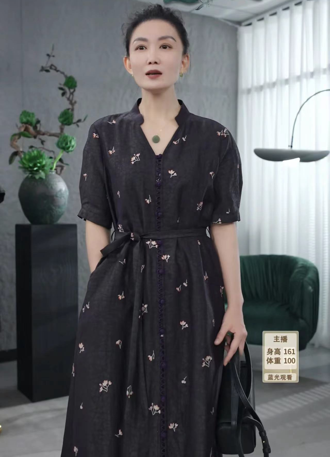 香云纱v领刺绣收腰一排扣短袖连衣裙