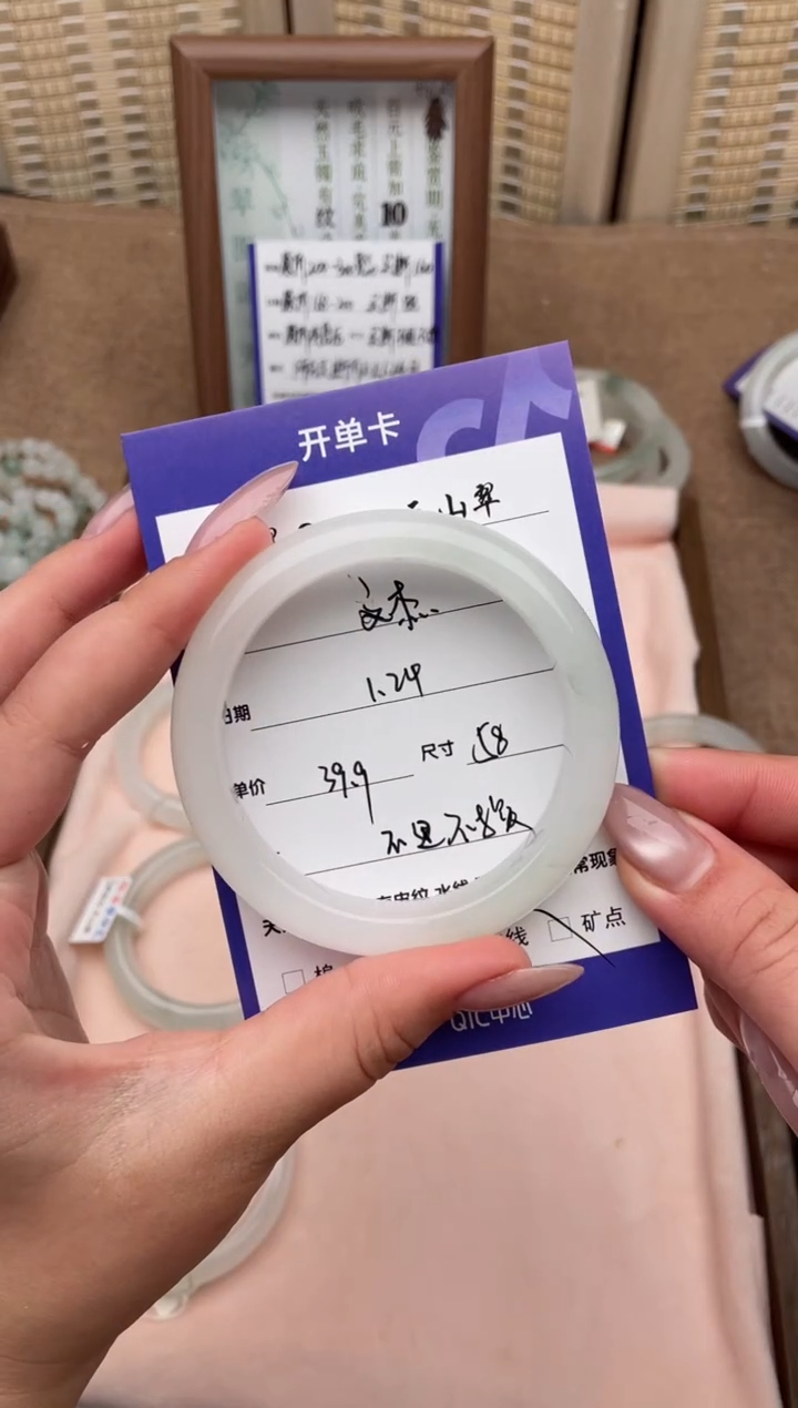 【闪购商品】石英质玉手镯未镶嵌微瑕特价不退不换