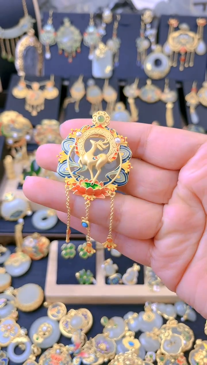 【闪购商品】和田玉吊坠银S925镀金镶嵌九色鹿流苏吊坠