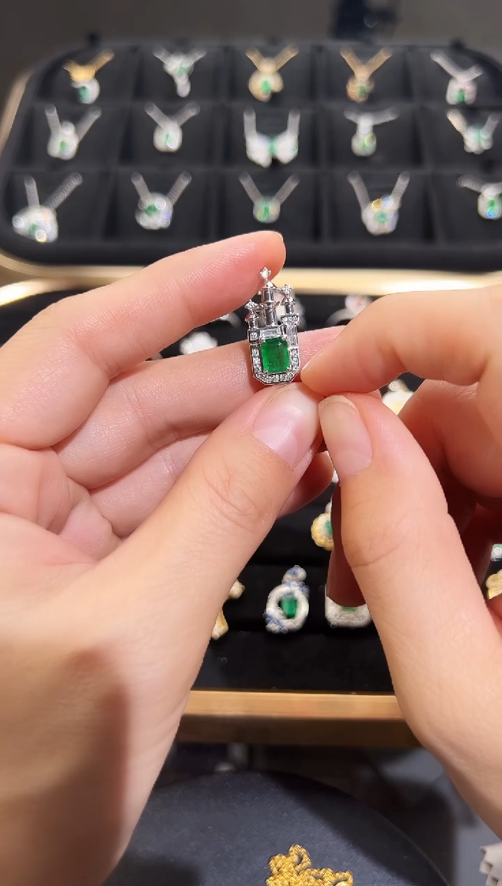 【闪购商品】祖母绿吊坠(不含链)18K金镶嵌祖母绿吊坠