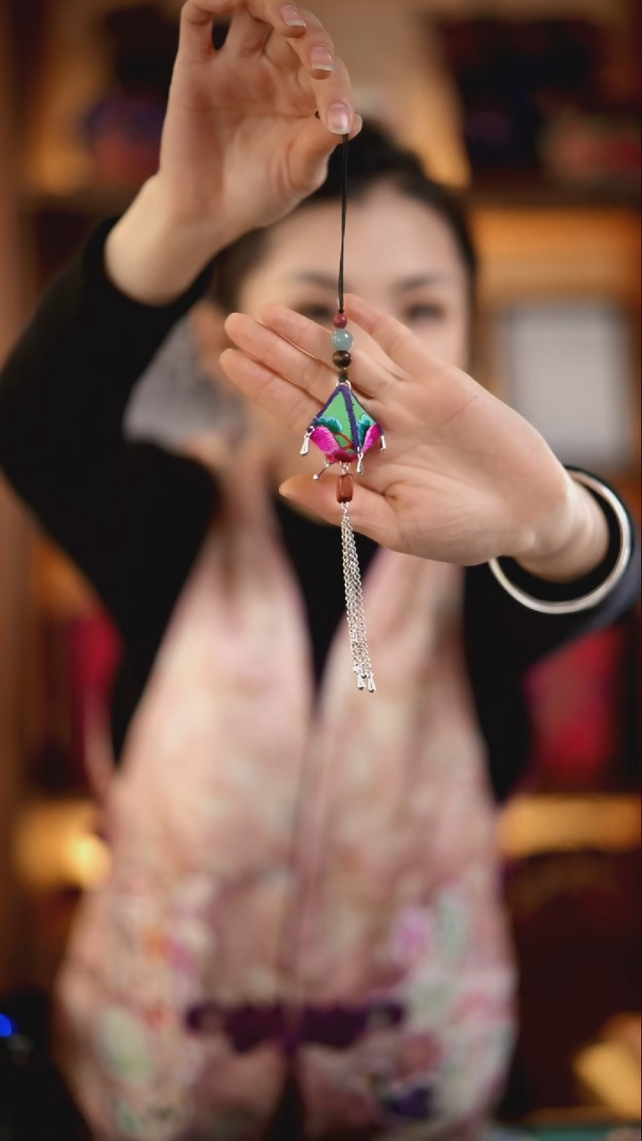 刺绣私人定制苗族手工W579