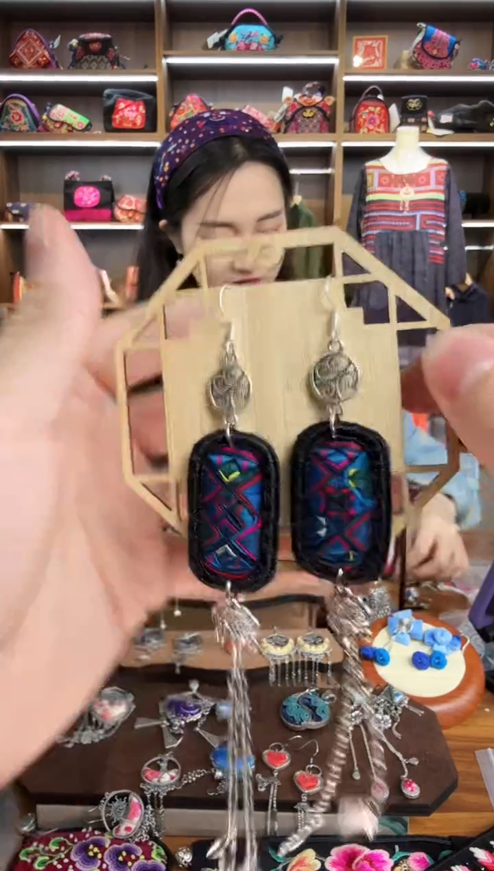 【闪购商品】织绣183蒙阿苏苗绣传承