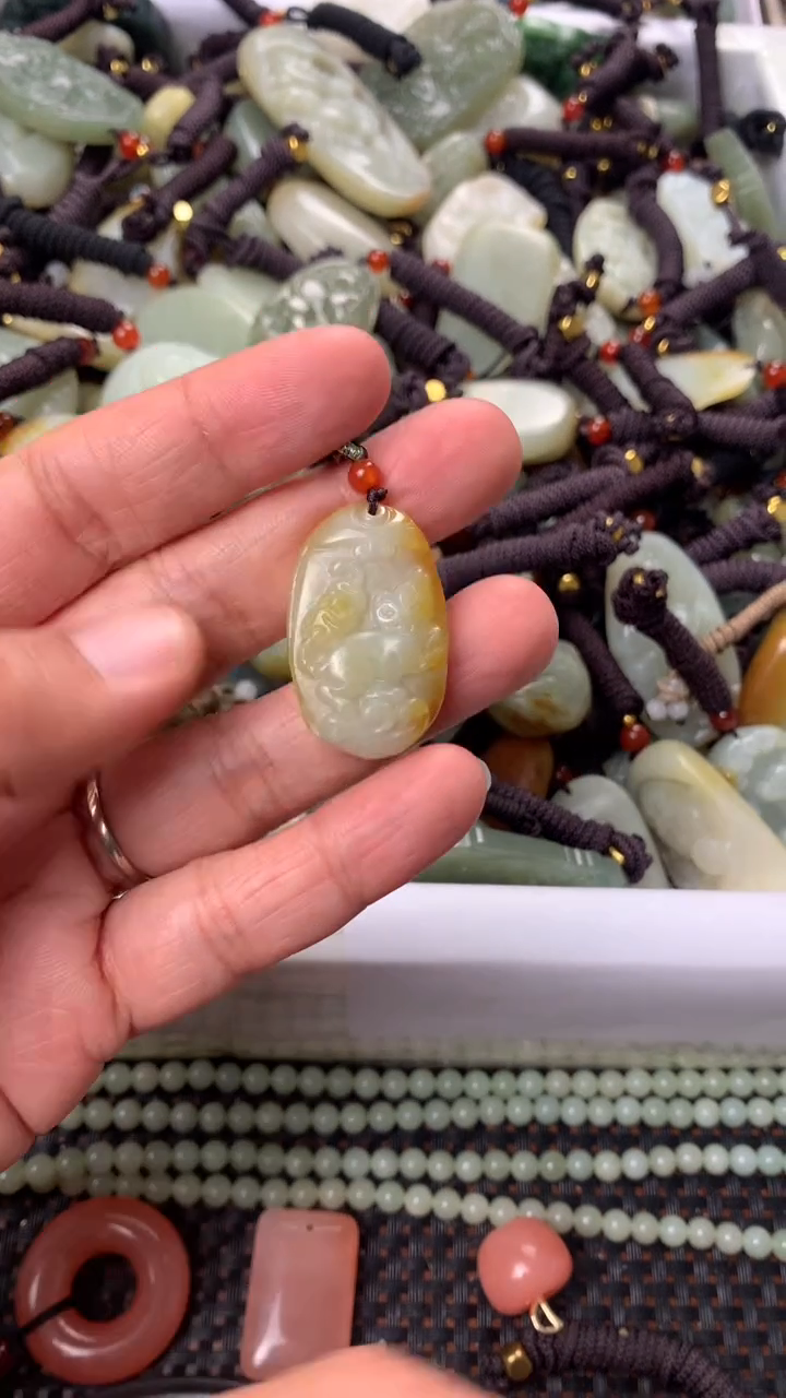 【闪购商品】和田玉颈饰未镶嵌多样性发货没有证书.拍一发一，有瑕