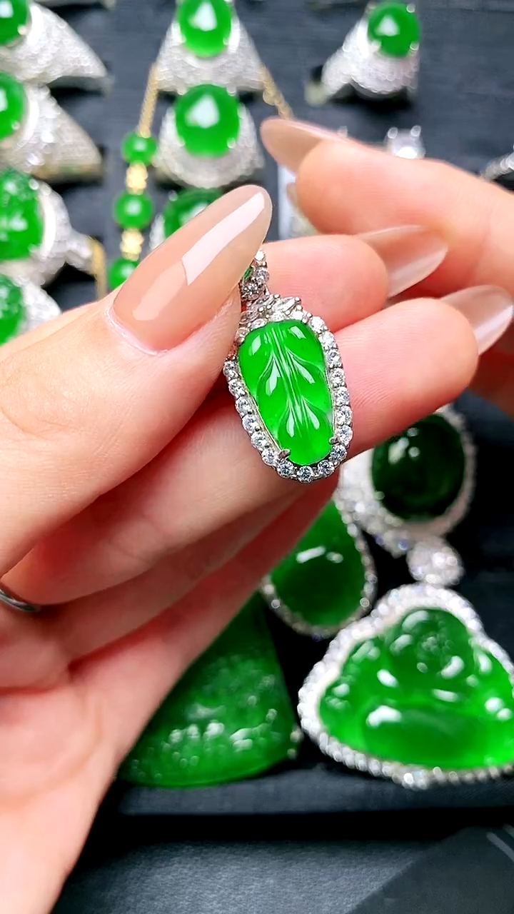 【闪购商品】翡翠吊坠(赠链)银S925镶嵌叶子吊坠