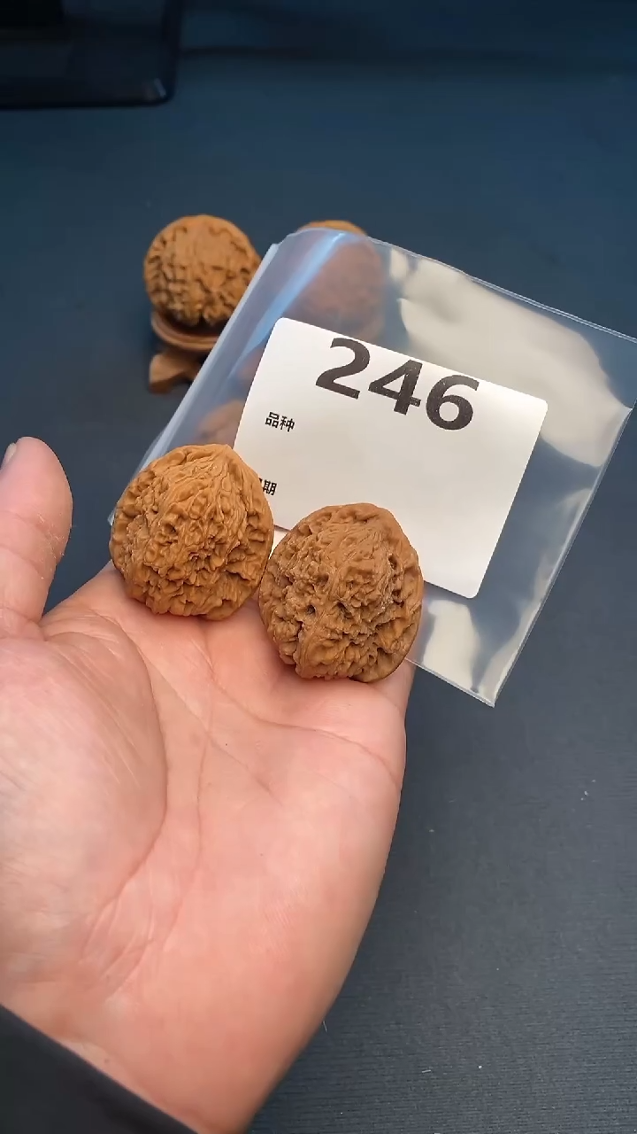 【闪购商品】文玩核桃吊坠246号39尺寸三角南疆石