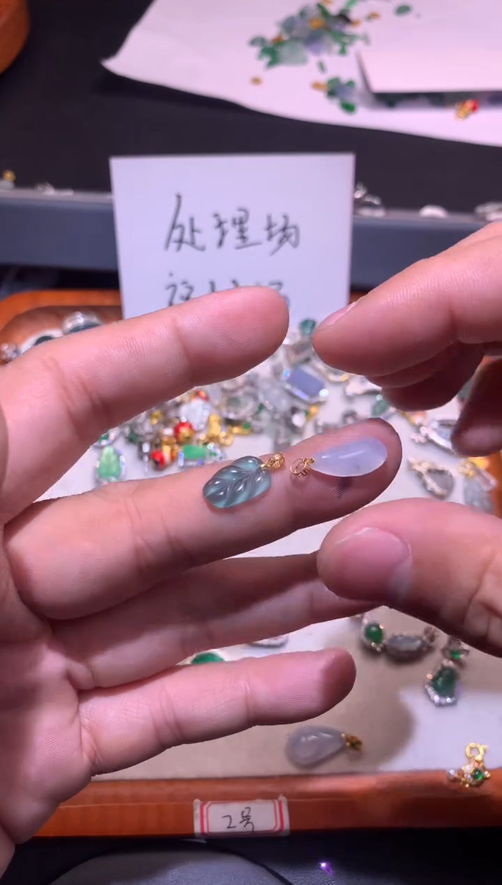 【闪购商品】翡翠吊坠(不含链)18K金镶嵌1