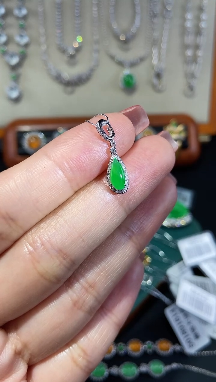 【闪购商品】翡翠颈饰18K金镶嵌吊坠