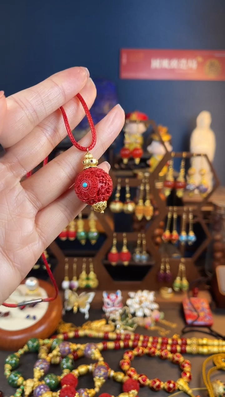 【闪购商品】红红满雕工设计师款吊坠