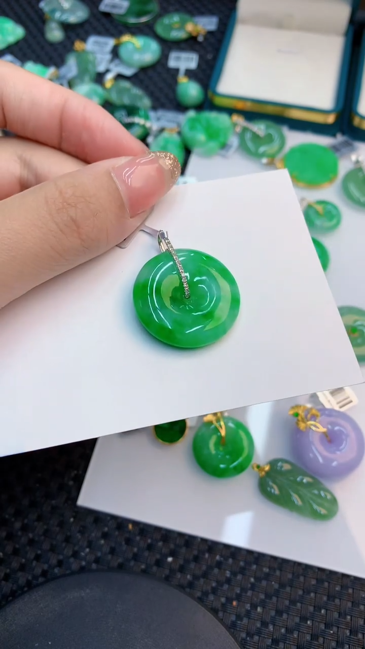 翡翠18K金镶嵌颈饰            8