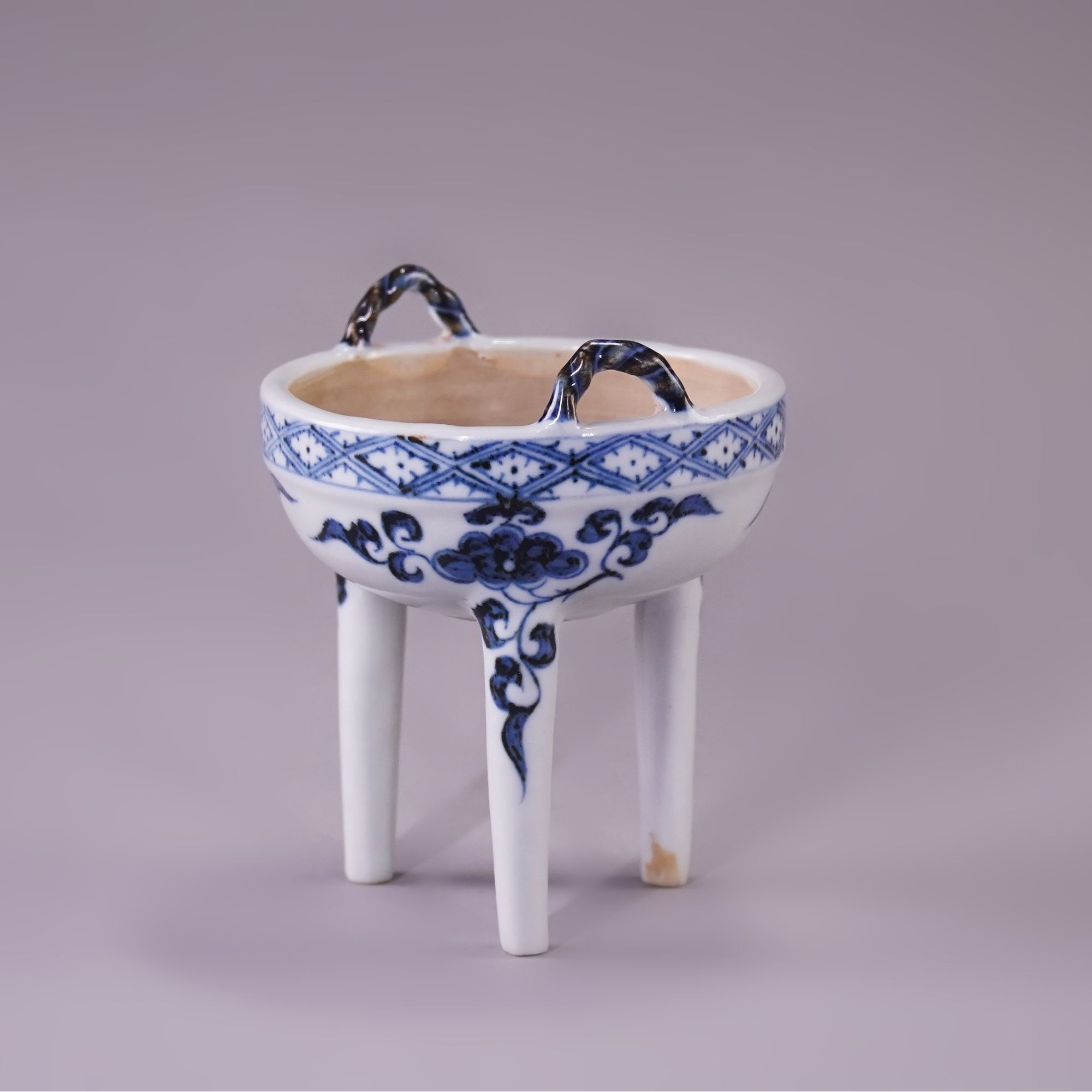 LOT012 明初青花花卉三足鼎式炉