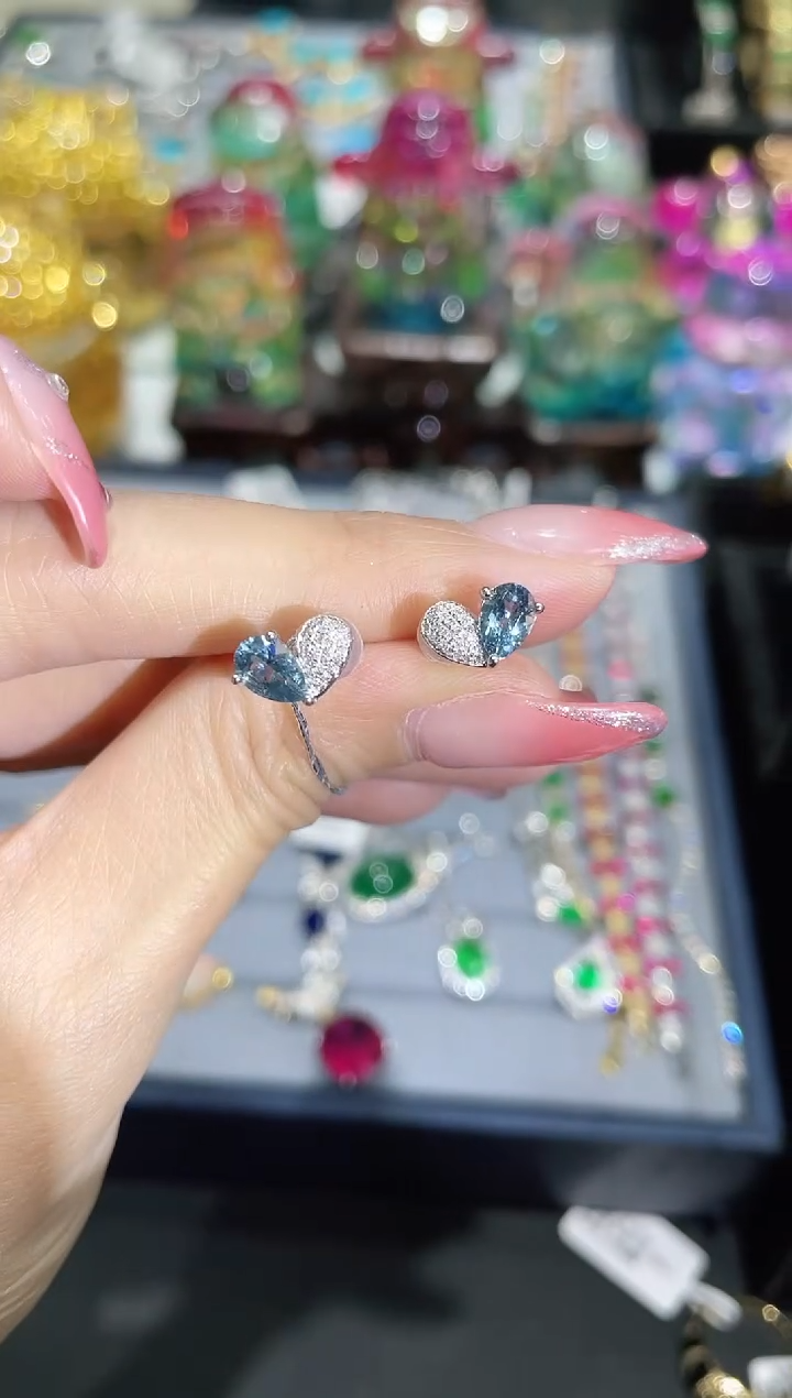 18K金镶嵌耳饰海蓝宝石耳饰