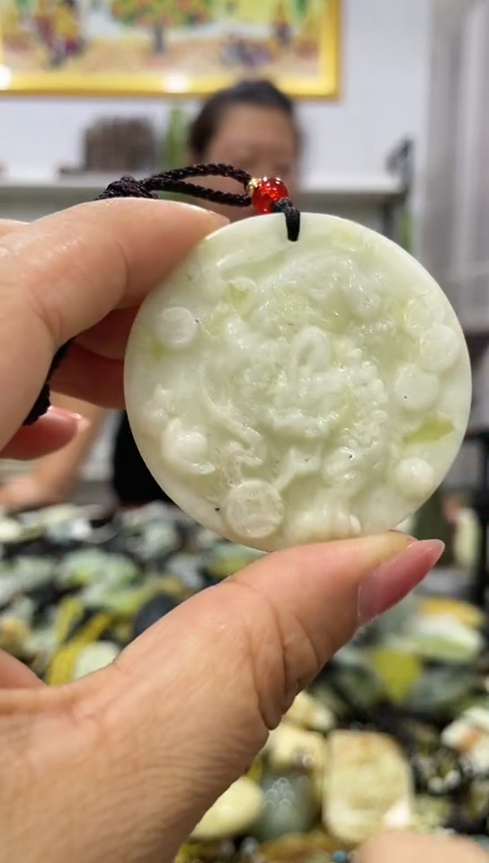 岫玉未镶嵌吊坠 